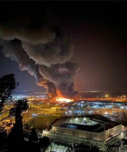 Incendio al porto di Ancona. Resta il fumo. Scuole, parchi e strutture sportive chiuse